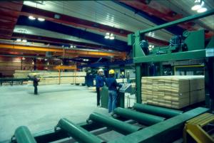 Emballage  l'atelier de rabotage de la scierie de Plaster Rock