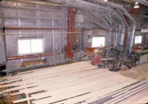 L'entrepôt de triage à l'atelier de rabotage de la scierie Fraser de Kedgwick en 1971