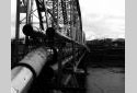 Vue des pipelines traversant la rivière sur le pont international