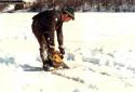 M. Ral Levasseur scie un trou dans la glace