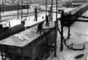 Dchargement d'un wagon rempli de copeaux  l'usine Fraser d'Edmundston