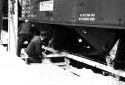 Déchargement d'un wagon rempli de copeaux à l'usine Fraser d'Edmundston