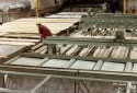 Un homme trie les planches dans l'entrepôt de triage de la scierie Fraser de Plaster Rock.