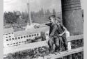 Deux enfants sur un pont près de la scierie de Plaster Rock en 1953