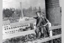 Deux enfants sur un pont prs de la scierie de Plaster Rock en 1953