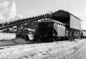 Chargement de copeaux dans les wagons du Canadian Pacific