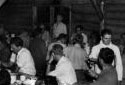 Des travailleurs dans une salle à manger en bois rond