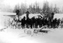 Groupe d'hommes et leurs chevaux