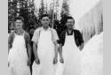 Trois cuisiniers devant un camp