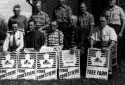 Groupe de personnes avec le prix de la meilleure ferme forestire