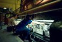 Ajustage de la débobineuse-rebobineuse dans le département de carton à l'usine Fraser d'Edmundston