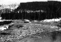 Un amas de billes dans un cours d'eau