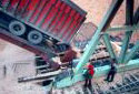 Dchargement d'un camion de copeaux  l'usine Fraser d'Edmundston