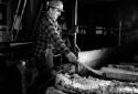 M. Georges Parent dans l'atelier de préparation du bois de l'usine Fraser d'Edmundston
