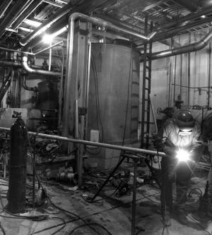 Réservoir des liquides de la coucheuse, la pompe et la tuyauterie