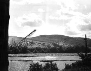 Piles de bois sur le terrain de l'usine Fraser d'Edmundston