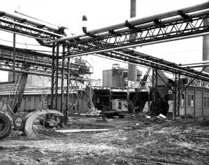 Démolition de l'atelier de préparation du bois à l'usine Fraser d'Edmundston