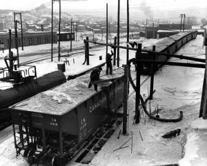 Déchargement d'un wagon rempli de copeaux à l'usine Fraser d'Edmundston