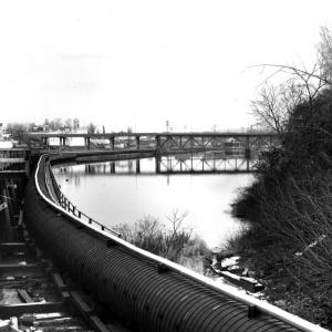 Pipeline reliant le clarificateur à l'immeuble de pompe secondaire