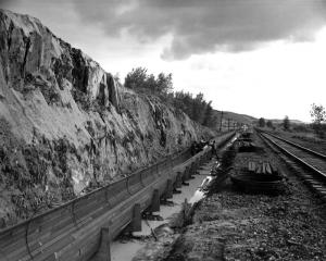 Construction du pipeline en bois vers le bassin d'épuration d'Iroquois