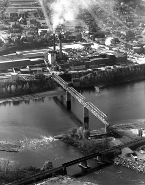 Pont construit pour le réseau de pipelines entre les deux usines Fraser