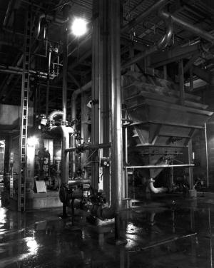 Filtre pour acide à l'intérieur du bâtiment du four de récupération de l'usine Fraser d'Edmundston