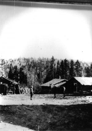 Un homme et son cheval devant le camp 27