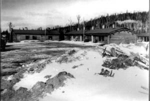 Camp 37, en bois rond près du lac Miller 