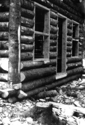 Vieux camp en bois rond