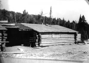Un camp en bois rond