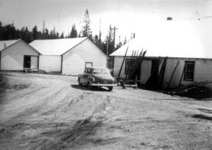 Voiture devant  un bâtiment du Summit Depot
