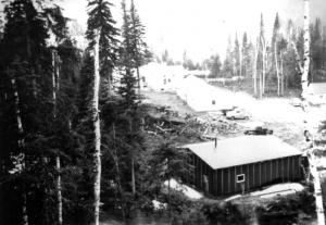 Camp fait de papier noir au dépôt Baisey
