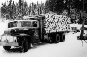 Camion  Fraser chargé de bois
