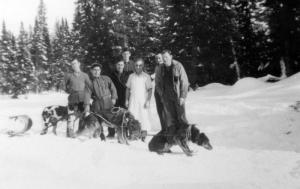 Georges Clavette et un groupe d'hommes