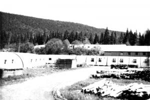 Camps Quonset dans la cour du Summit Depot