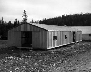 Écurie portative au camp 55 en 1957