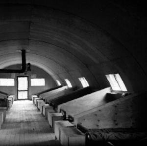 Dortoir dans un camp Quonset
