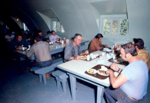 Salle à manger dans un camp Quonset