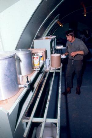 Cafétéria dans un camp Quonset