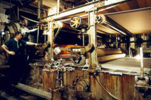 M. Albert Charest au service du carton de l'usine Fraser d'Edmundston