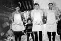 Cuisiniers et enfants devant un camp
