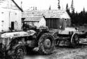 Tracteur devant un camp