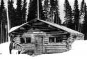 Bureau en bois rond durant l'hiver
