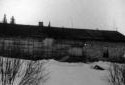 Camp fait de planches en hiver